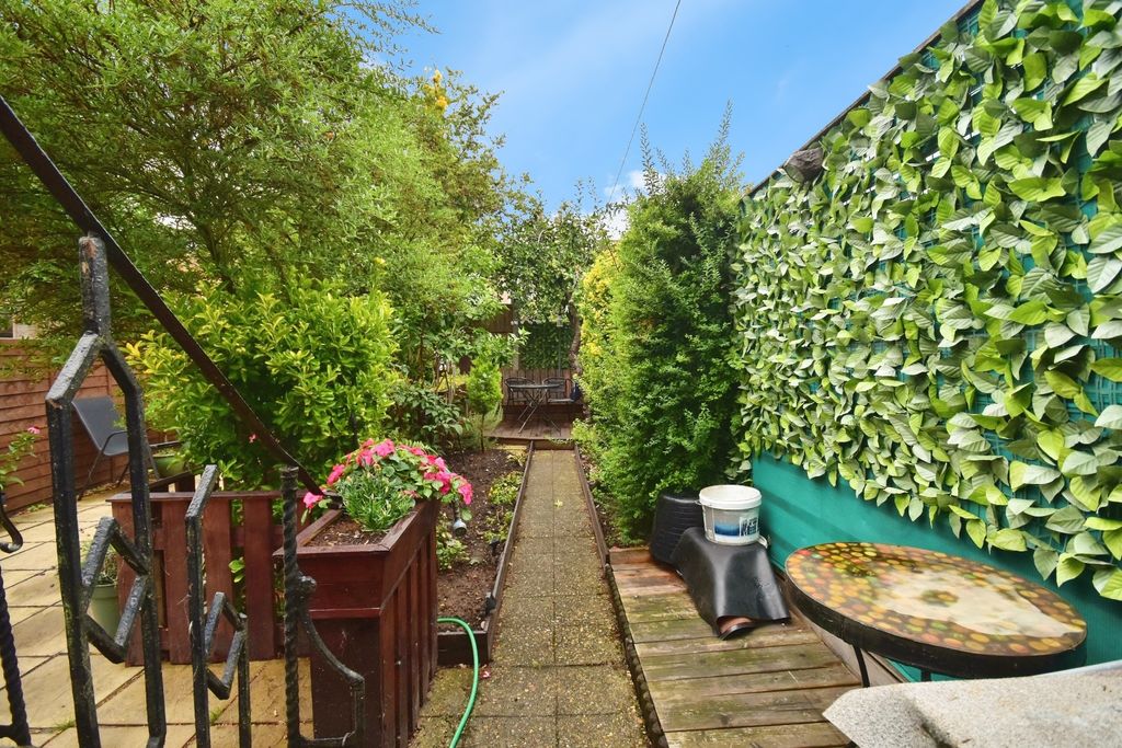Property photo 2 of 7 Garden