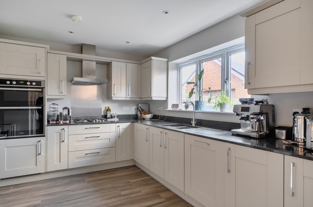 Property photo 3 of 14 1408862-15-698383...