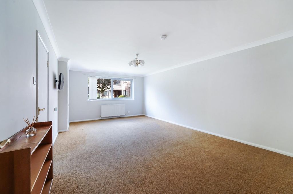 Property photo 2 of 13 Heathside Court