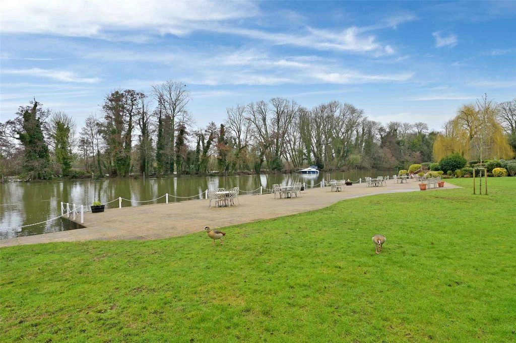 Property photo 2 of 20 Riverside Gardens