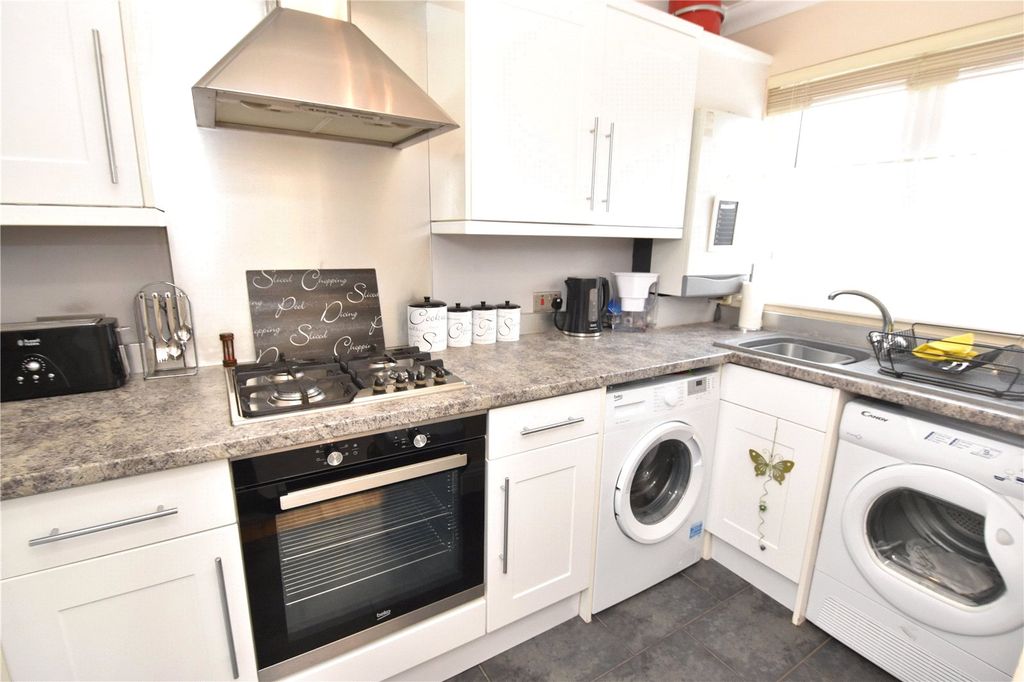 Property photo 3 of 11 Kitchen