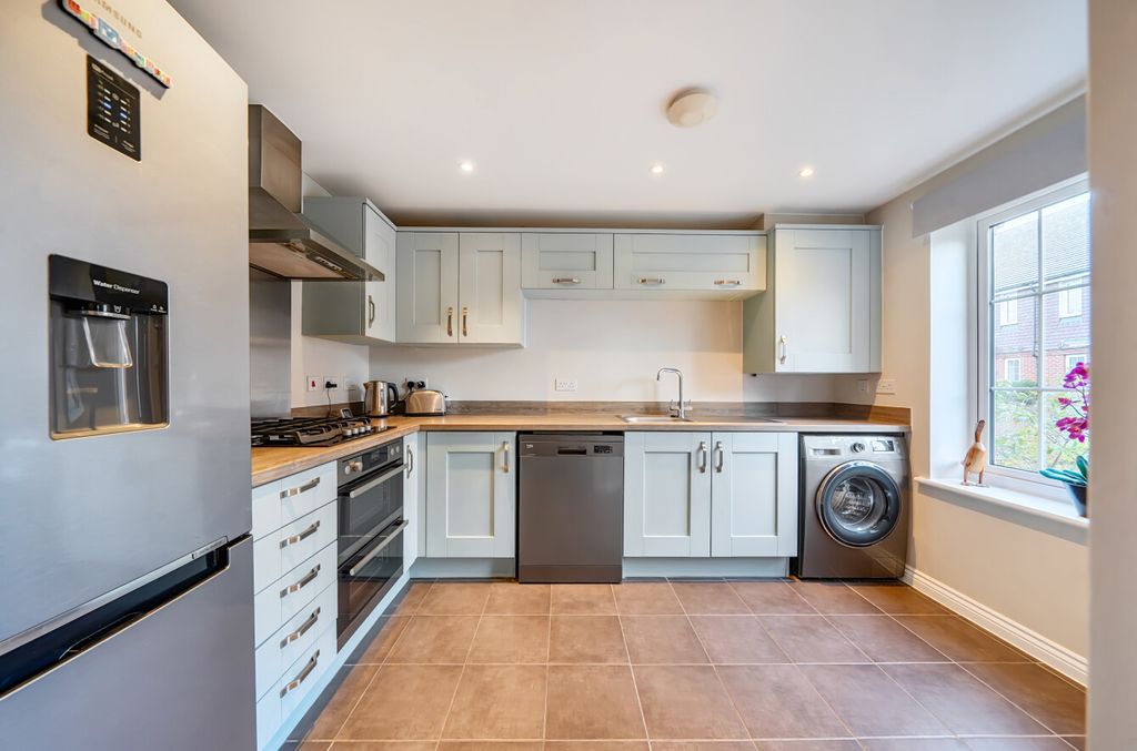 Property photo 2 of 16 1388350-7-693Aa10...