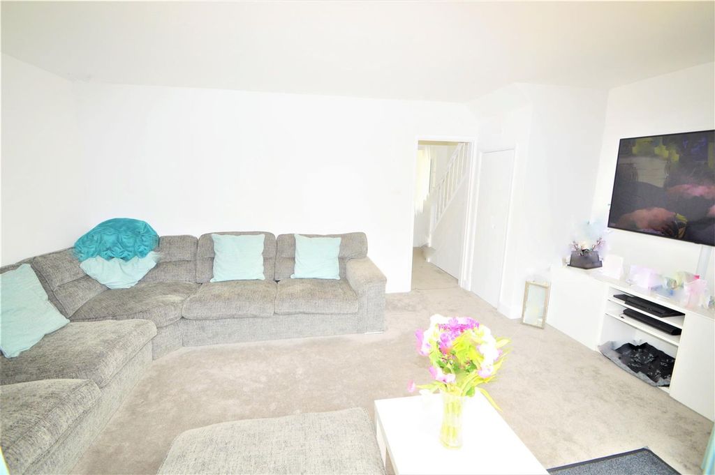 Property photo 1 of 3 Monkswood Gdns Ig5