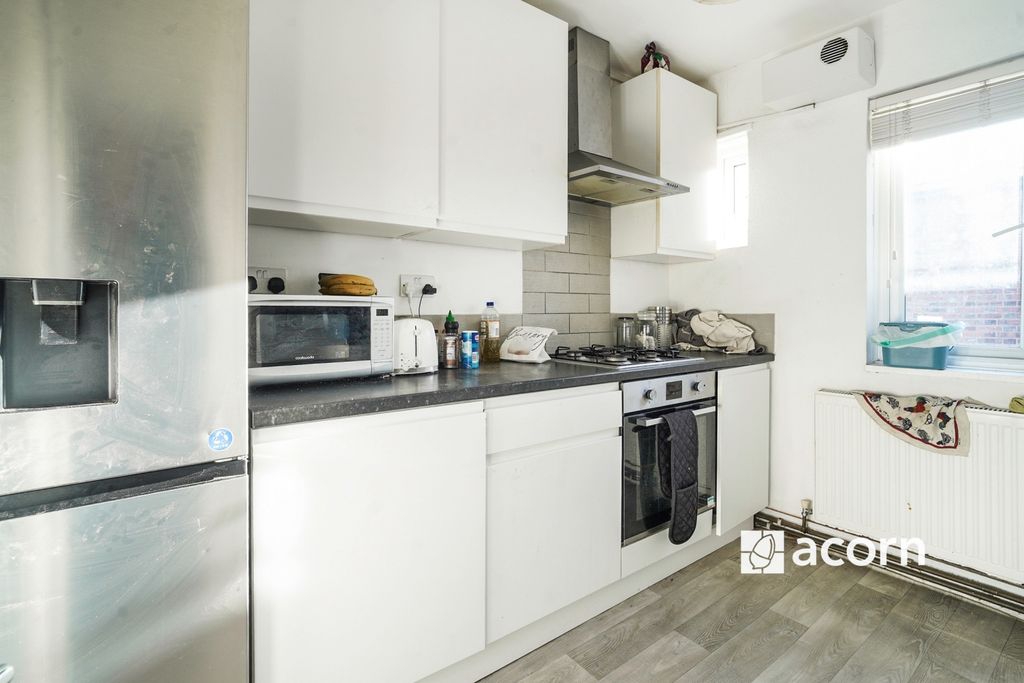 Property photo 3 of 10 Kitchen