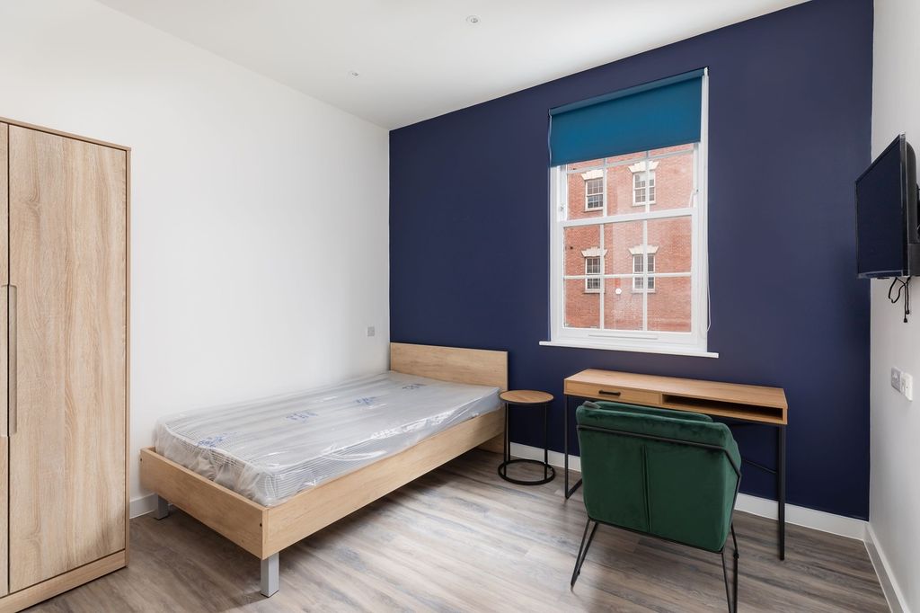 Property photo 2 of 4 A Stylish And Well-Lit Double Bedroom Featuring Mo...