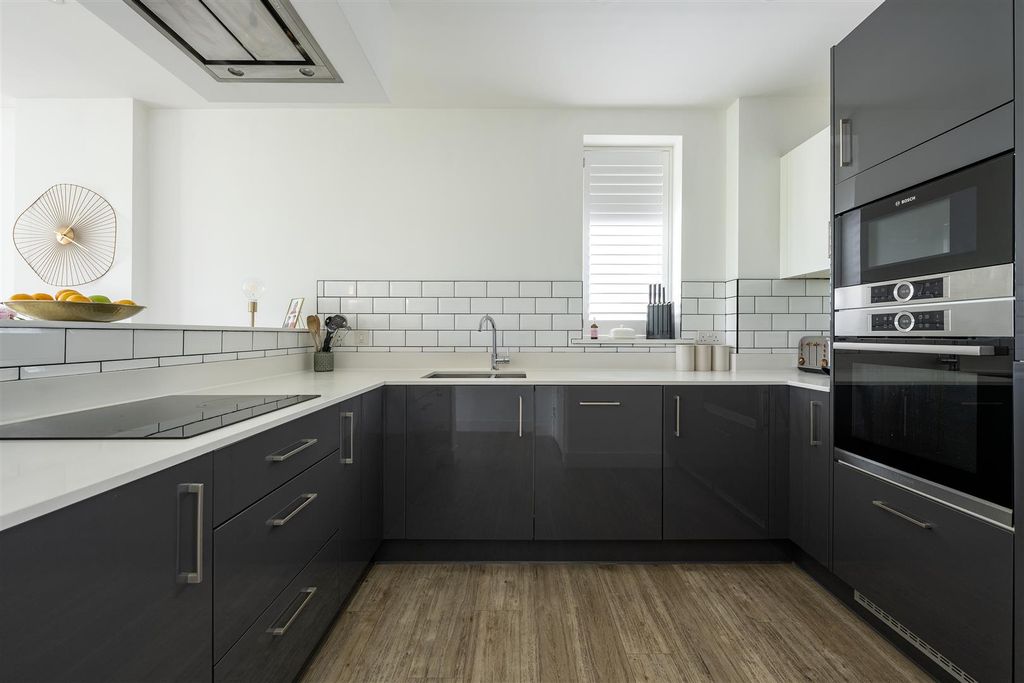 Property photo 3 of 19 Beck Square E10