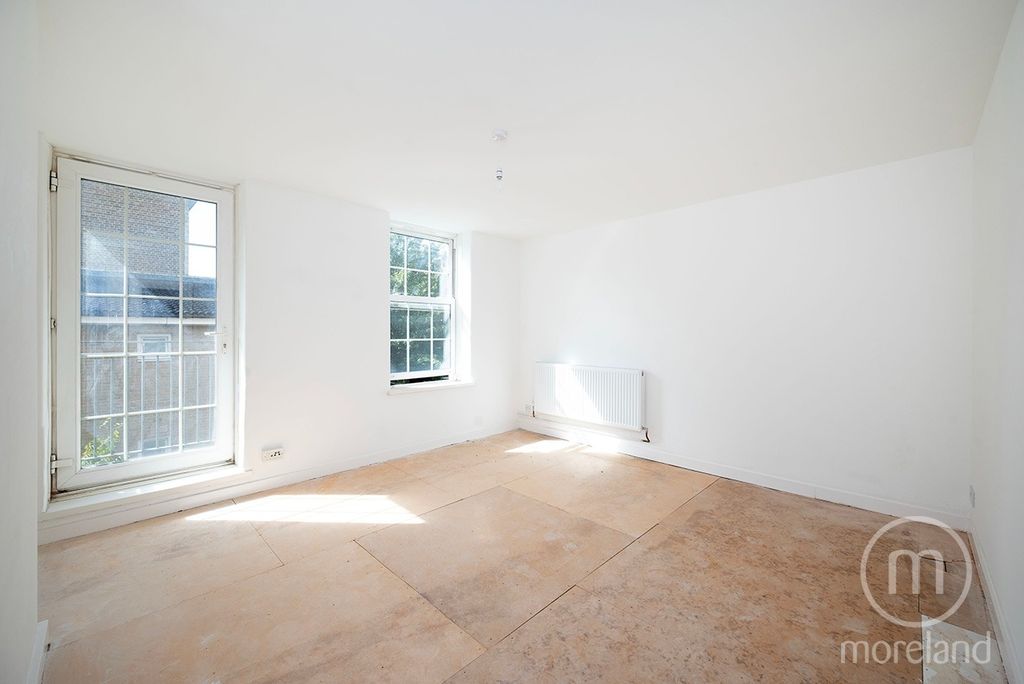 Property photo 3 of 11 4412354