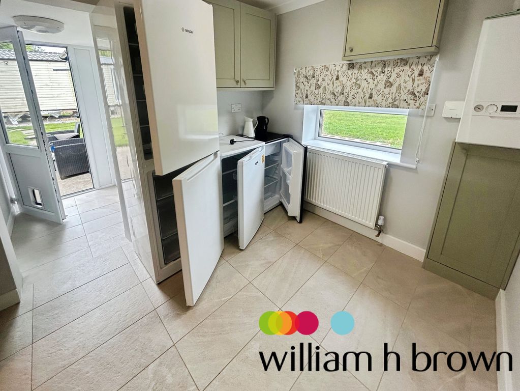 Property photo 3 of 11 Kitchen