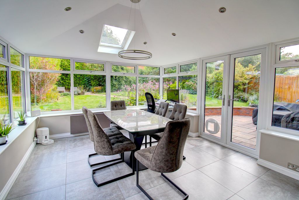 Property photo 3 of 28 Conservatory (Angled)