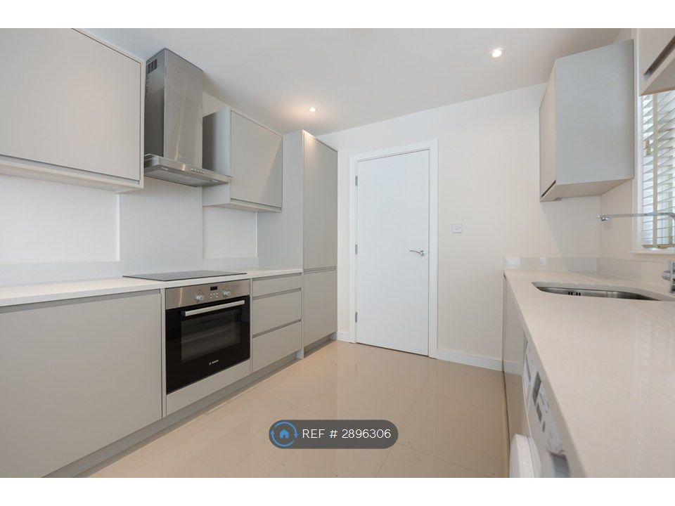 Property photo 3 of 11 Kitchen