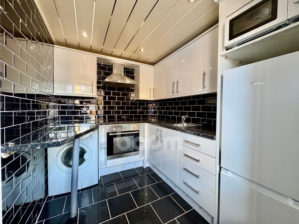Property photo 3 of 20 Kilmarnock Road, Mauchline Kitchen