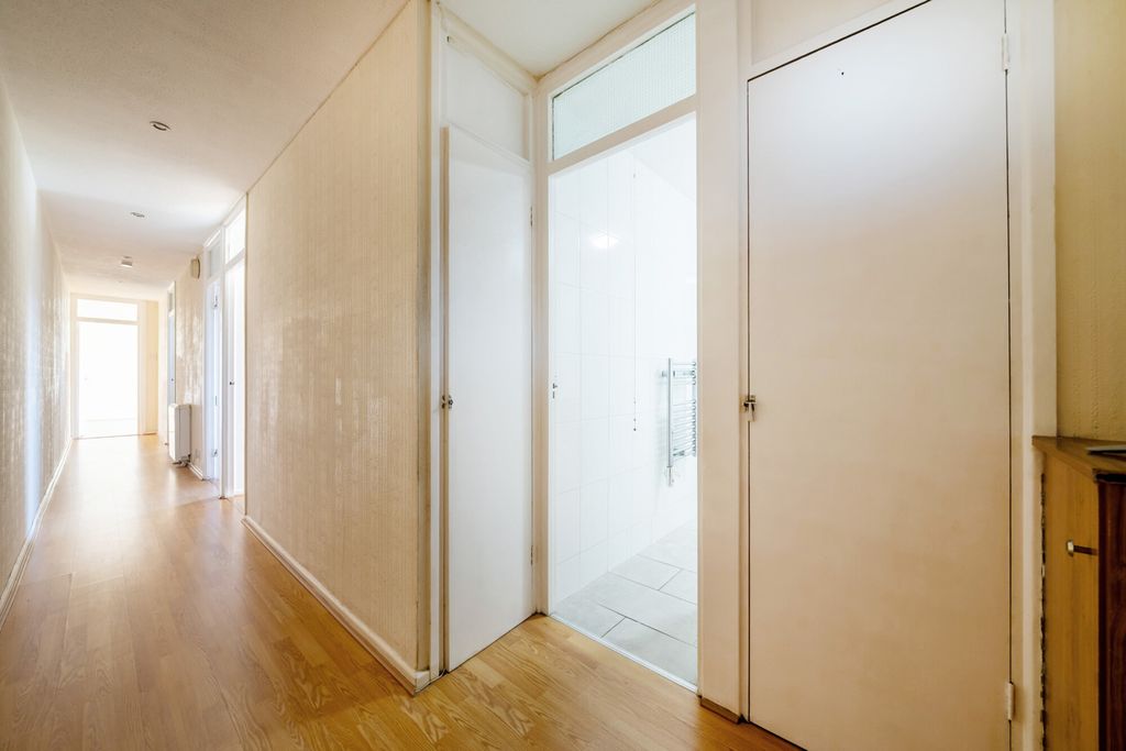 Property photo 3 of 19 Entrance Hall