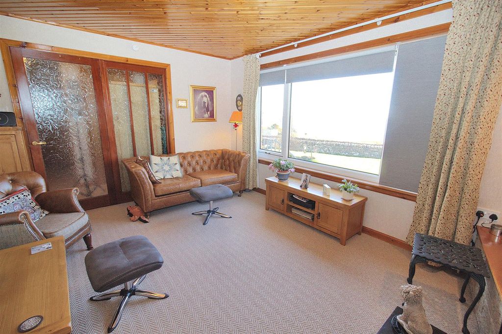 Property photo 3 of 11 Lounge