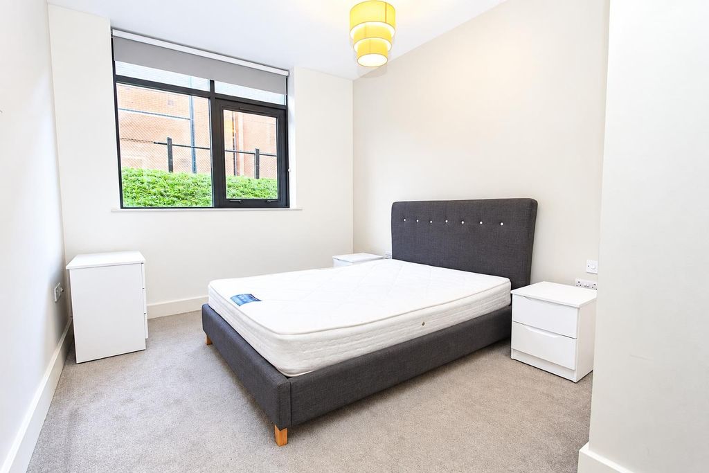 Property photo 3 of 6 Bright Double Bedroom With Modern Furnishings...