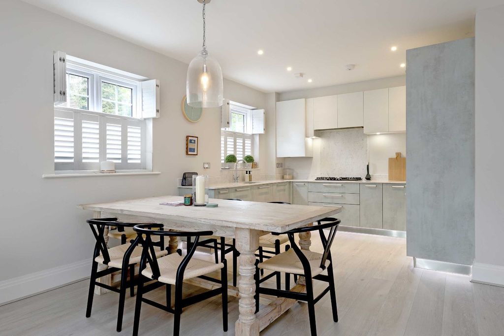 Additional image 6 of 2 bed flat for saleStation Road, Beaconsfield, Buckinghamshire HP9