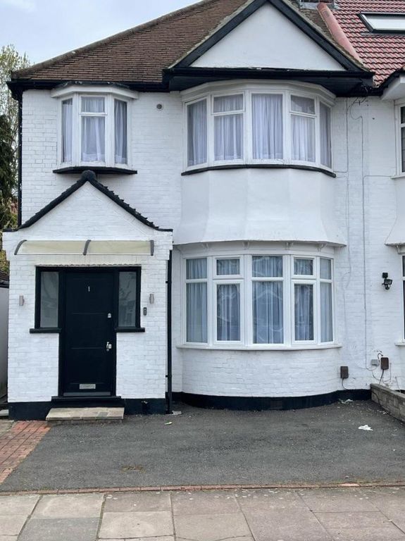 Property photo 1 of 11 Brook Avenue, Edgware, Ha8