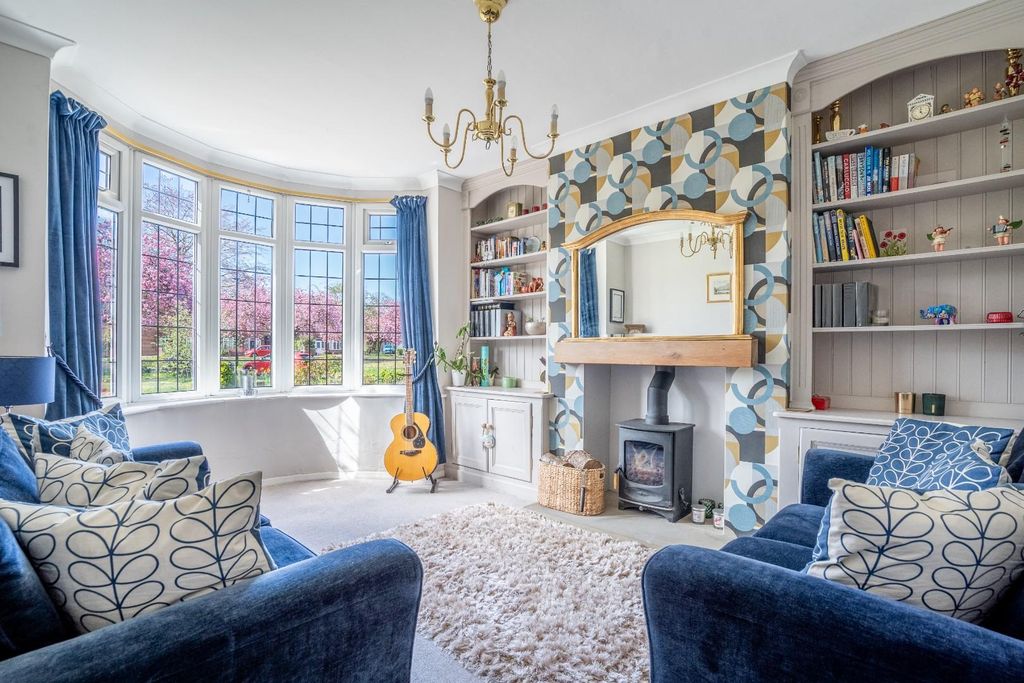 Property photo 2 of 22 Living Room