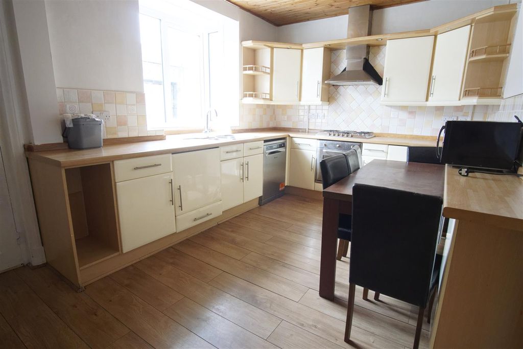 Property photo 3 of 13 Kitchen