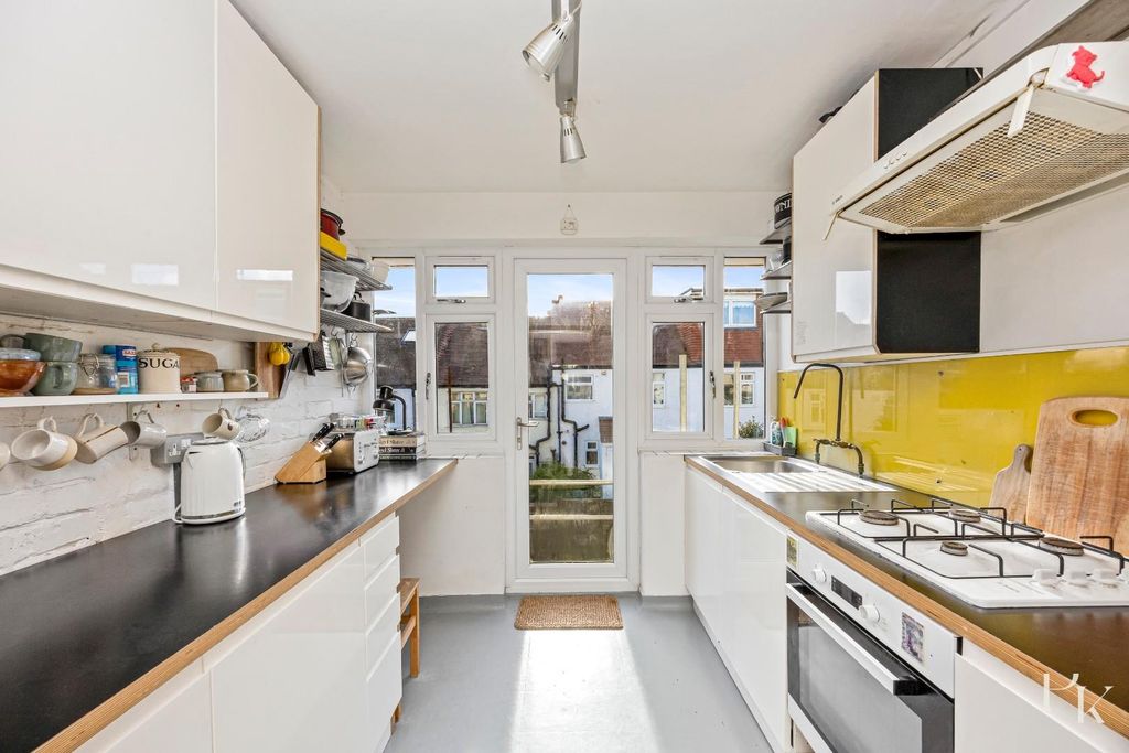 Property photo 3 of 18