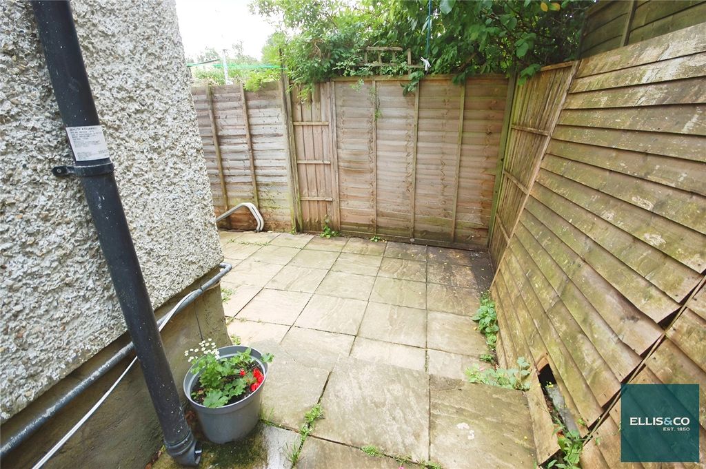 Property photo 3 of 8 Picture No. 12