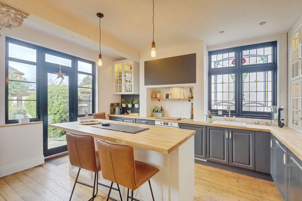 Property photo 3 of 23