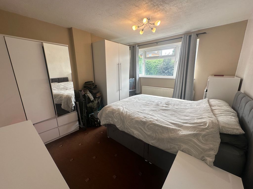 Property photo 3 of 6 Bed 1