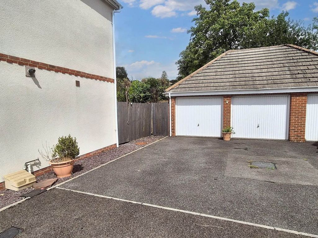 Property photo 3 of 15 Garage