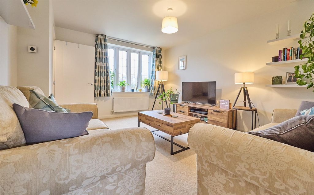 Property photo 2 of 19 Stock Dove Close 1.Jpg