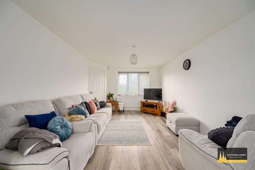 Property photo 3 of 16 Lounge