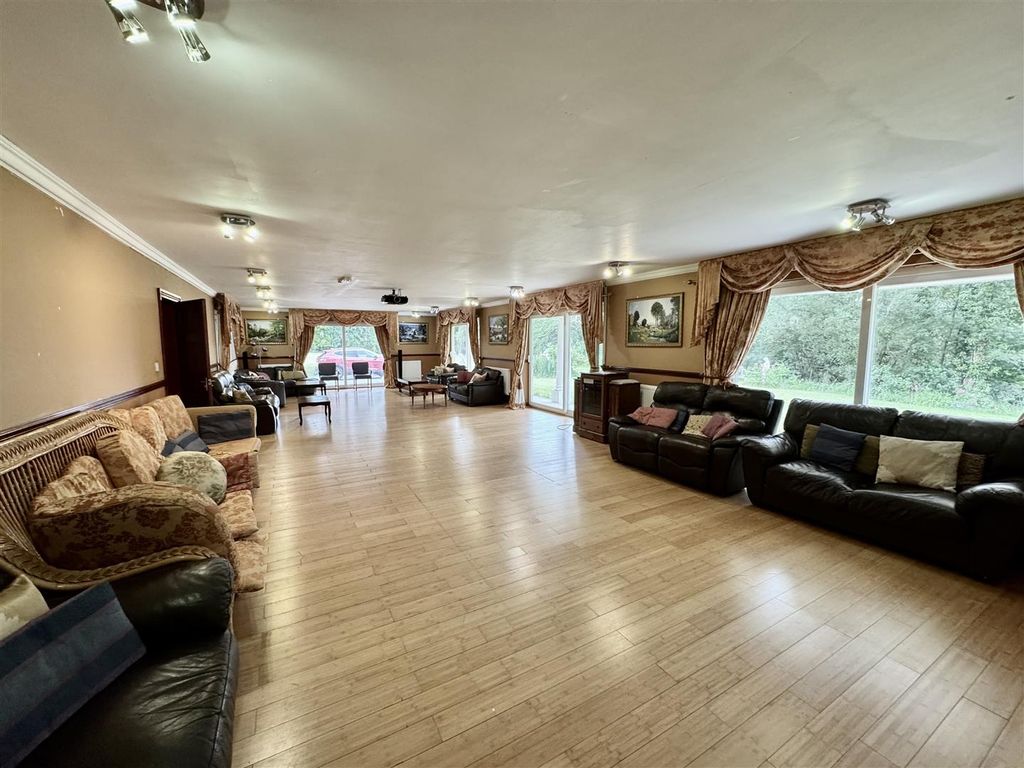 Property photo 2 of 30 Lounge