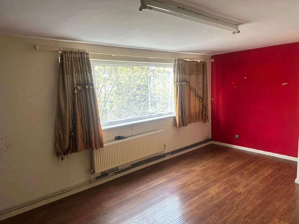 Property photo 3 of 8 Lounge