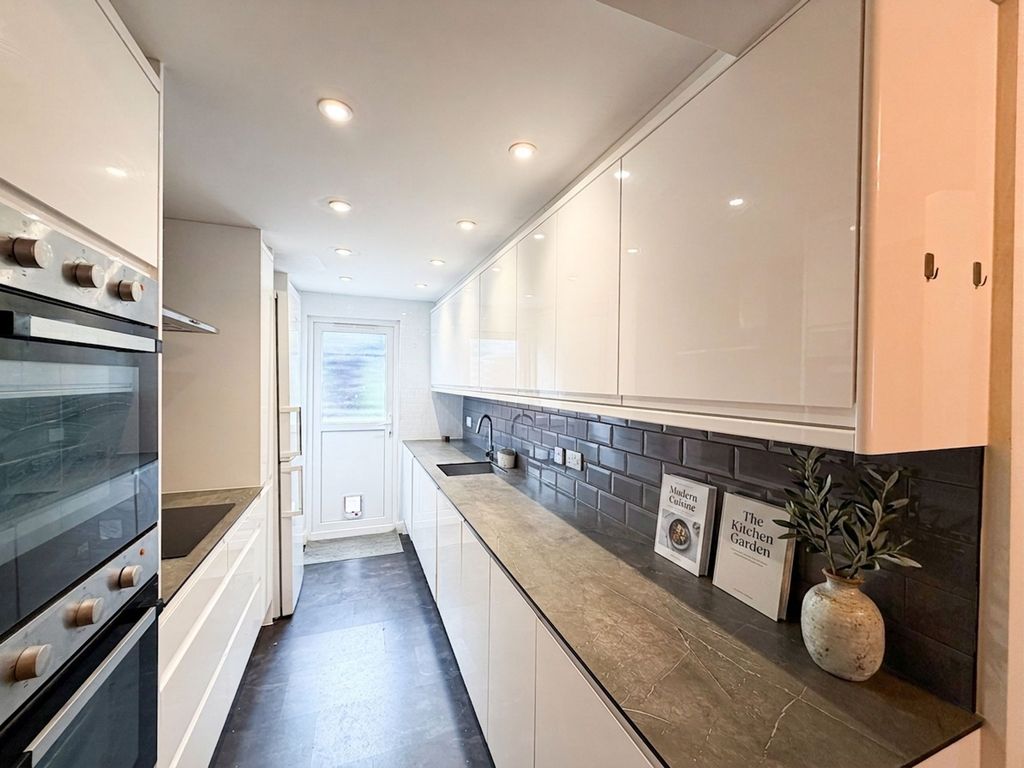 Property photo 2 of 15 Oval Rd North Rm10