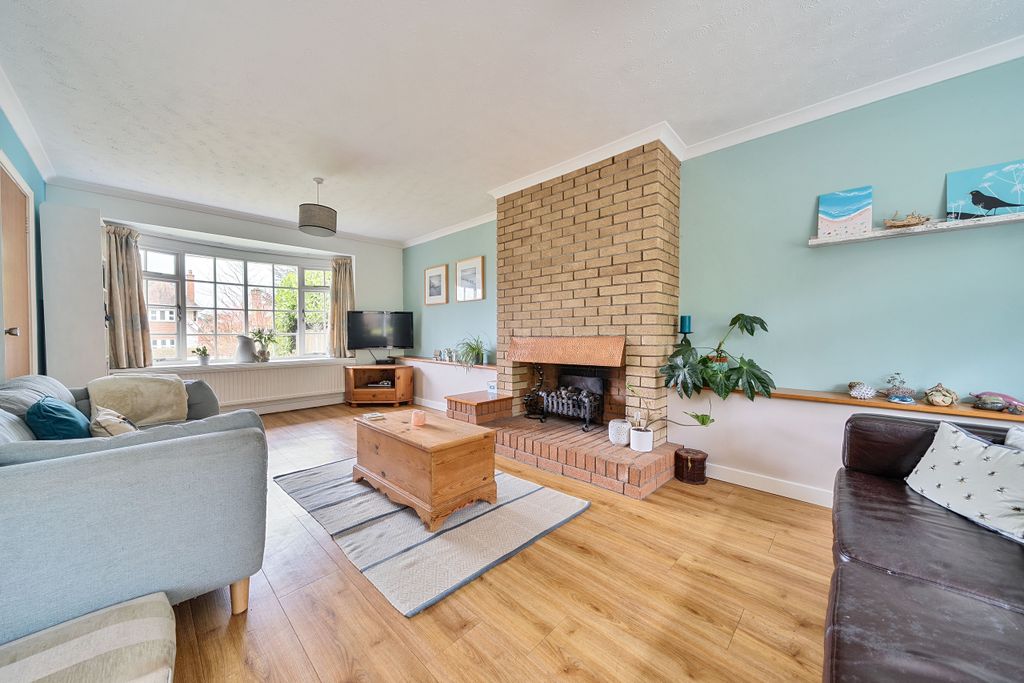 Property photo 3 of 20 Lounge