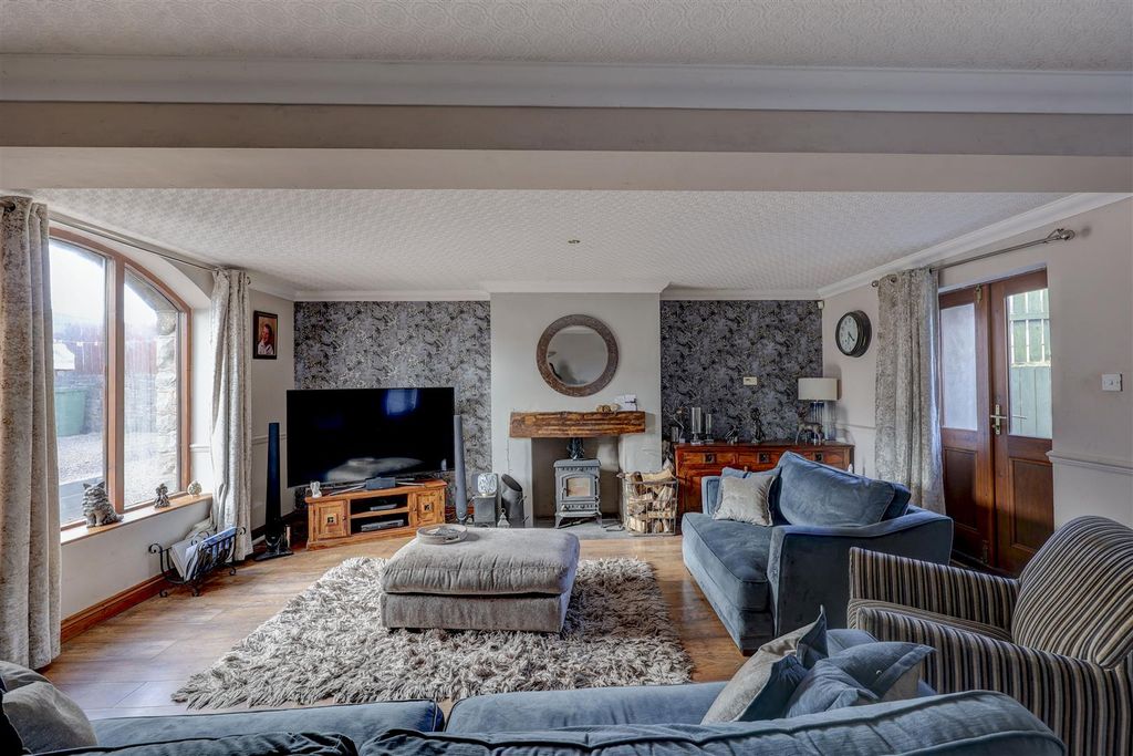 Property photo 3 of 23 Lounge