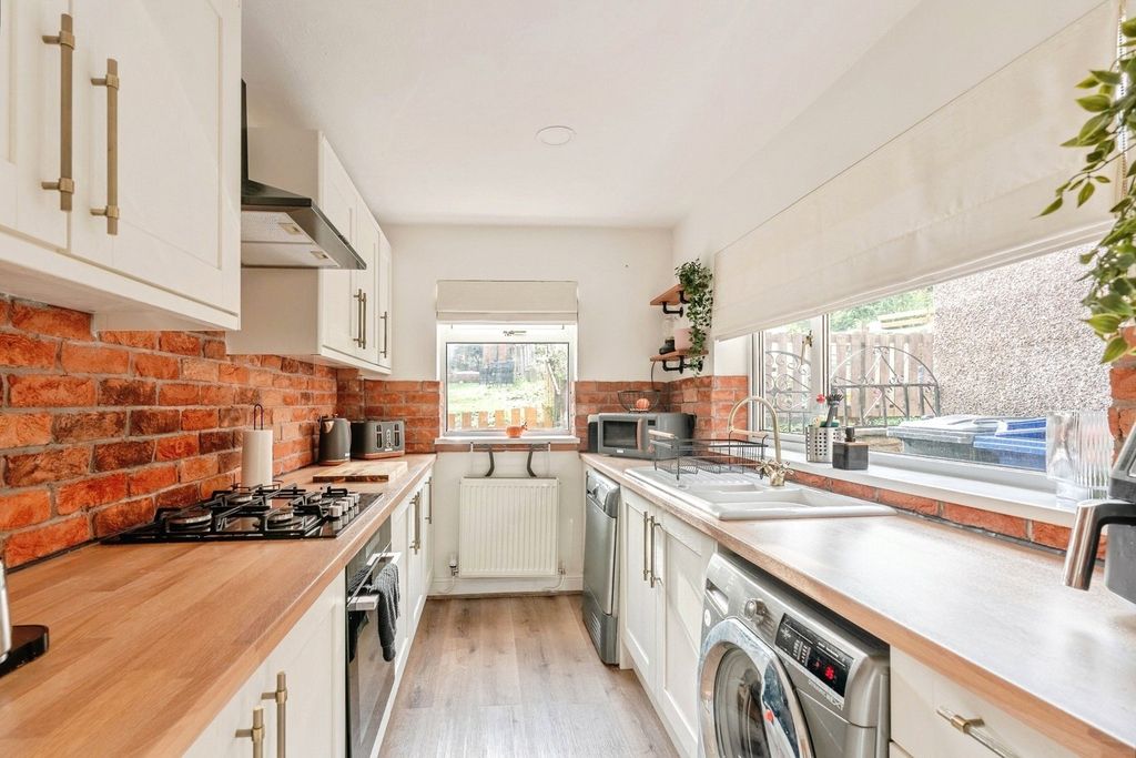 Property photo 3 of 18 Kitchen