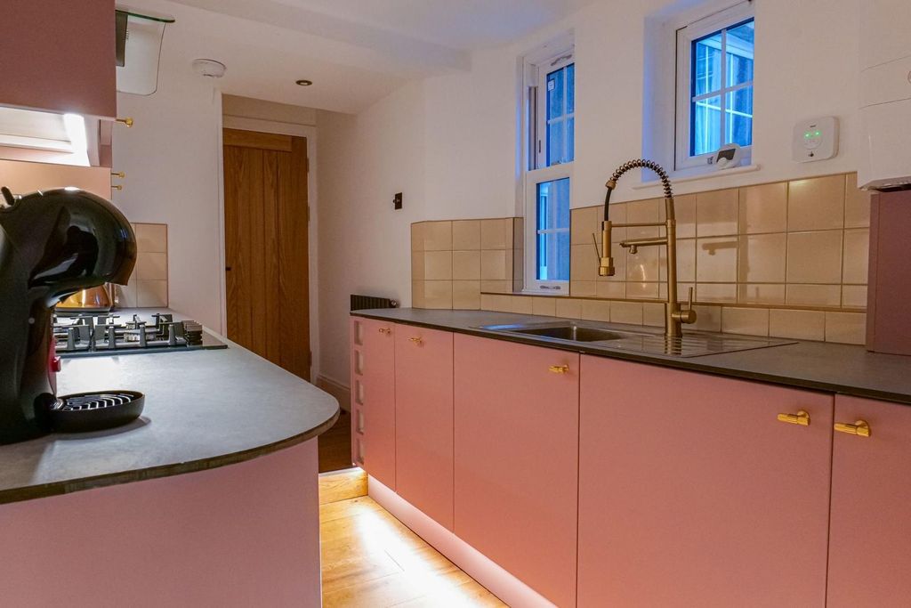 Property photo 3 of 11 Kitchen