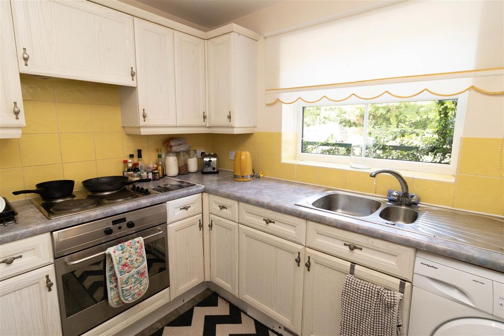 Property photo 3 of 6 Kitchen