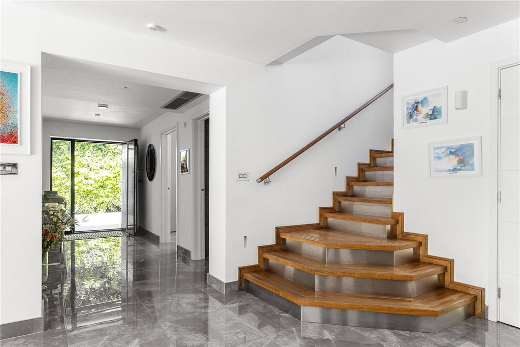 Property photo 3 of 25 Entrance Hall
