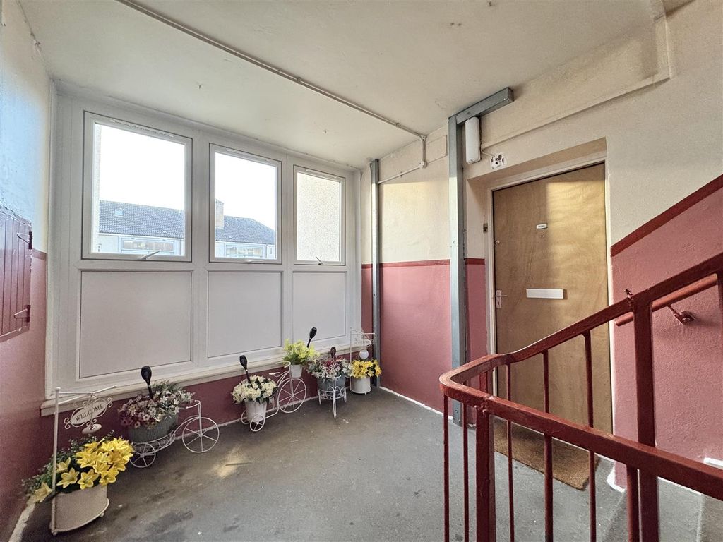 Property photo 2 of 8 Hallway