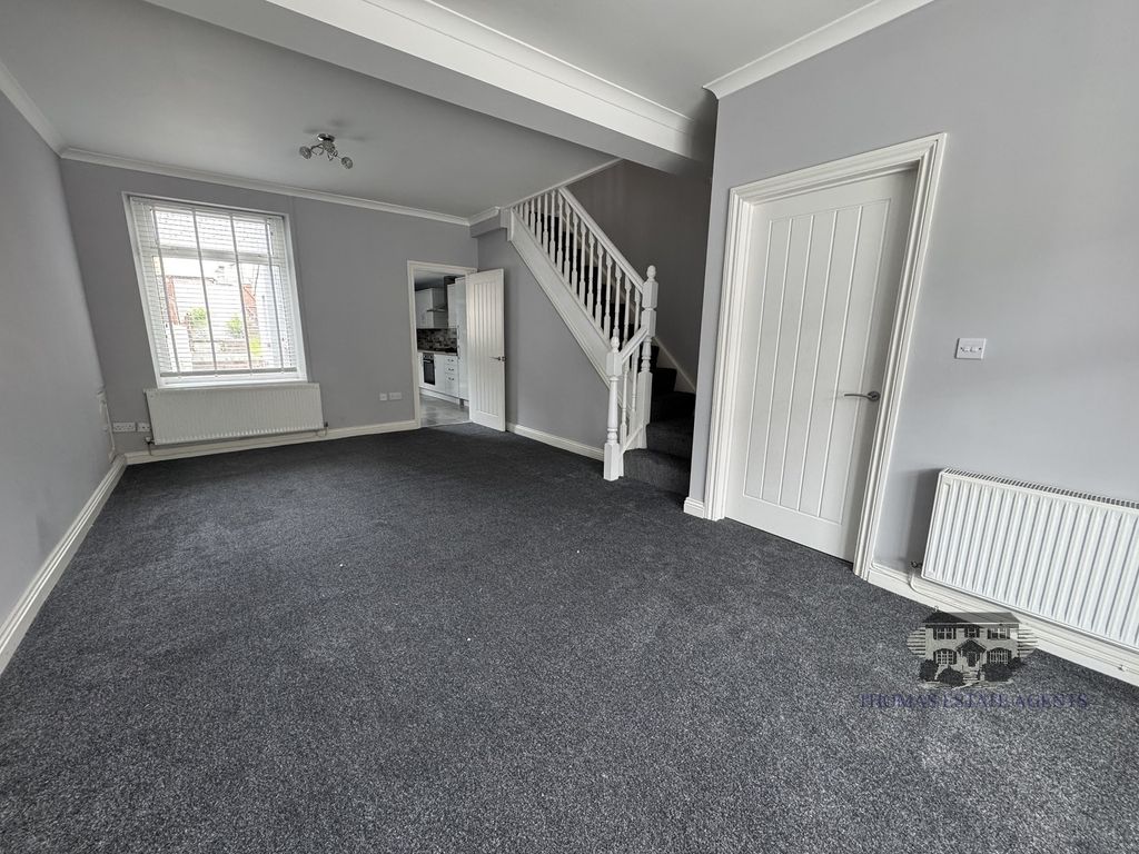 Property photo 3 of 14 Lounge