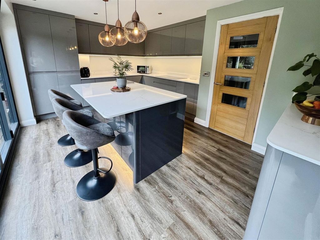 Property photo 3 of 21 Dining Kitchen