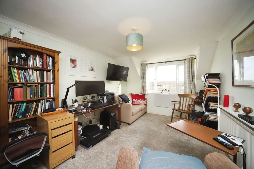 Property photo 3 of 11 Lounge