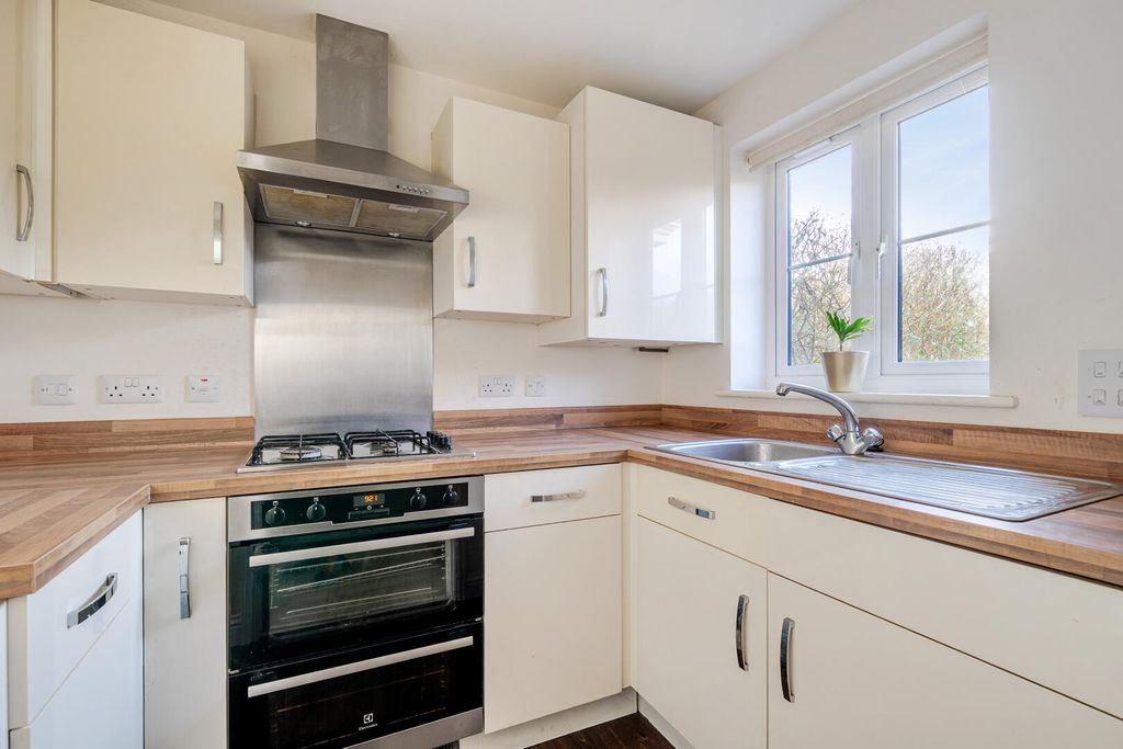 Property photo 3 of 12 Kitchen