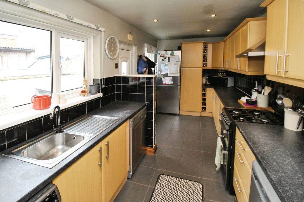 Property photo 3 of 11 Kitchen