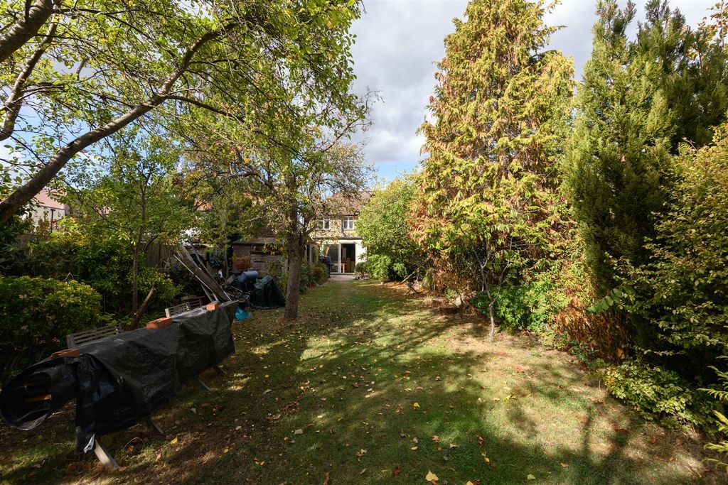 Property photo 3 of 16 Wynchgate 11.Jpg