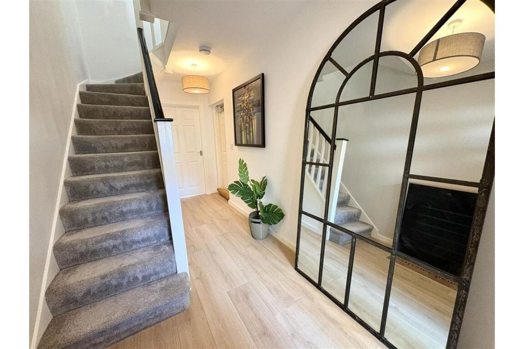 Property photo 2 of 24 Entrance Hall