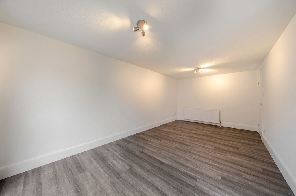 Property photo 3 of 19 1393828-3-69429Ed...