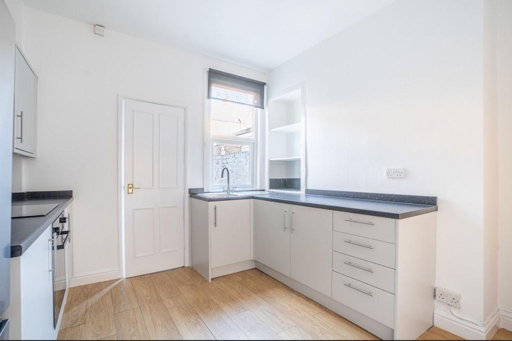 Property photo 3 of 9 Qvs Kitchen2.Jpg