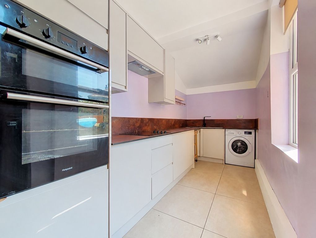 Property photo 2 of 19 Huddersfield Road Ewemove (1)