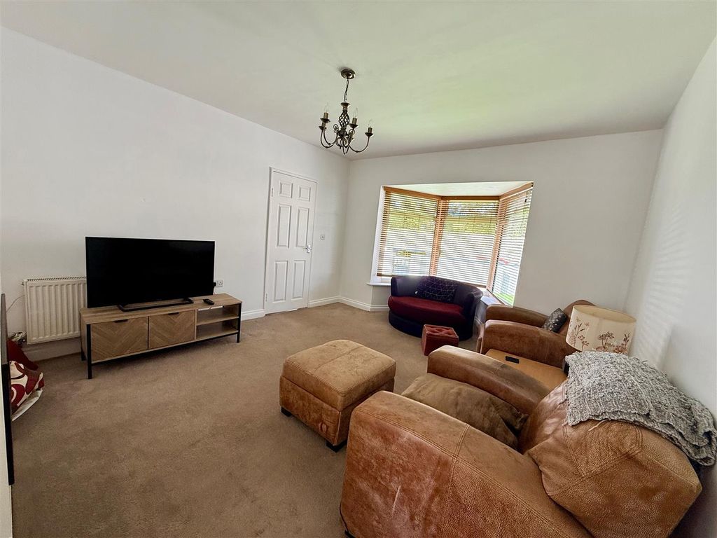 Property photo 3 of 13 Lounge